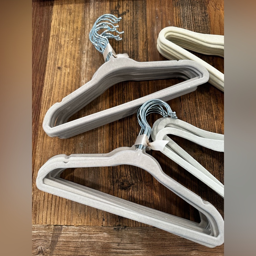 Non-Slip Velvet Clothes Hangers - Light Gray & Cream small - Picture 3 of 9
